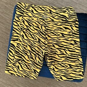 yellow printed athletic spandex mid-leg short w pockets (size M)